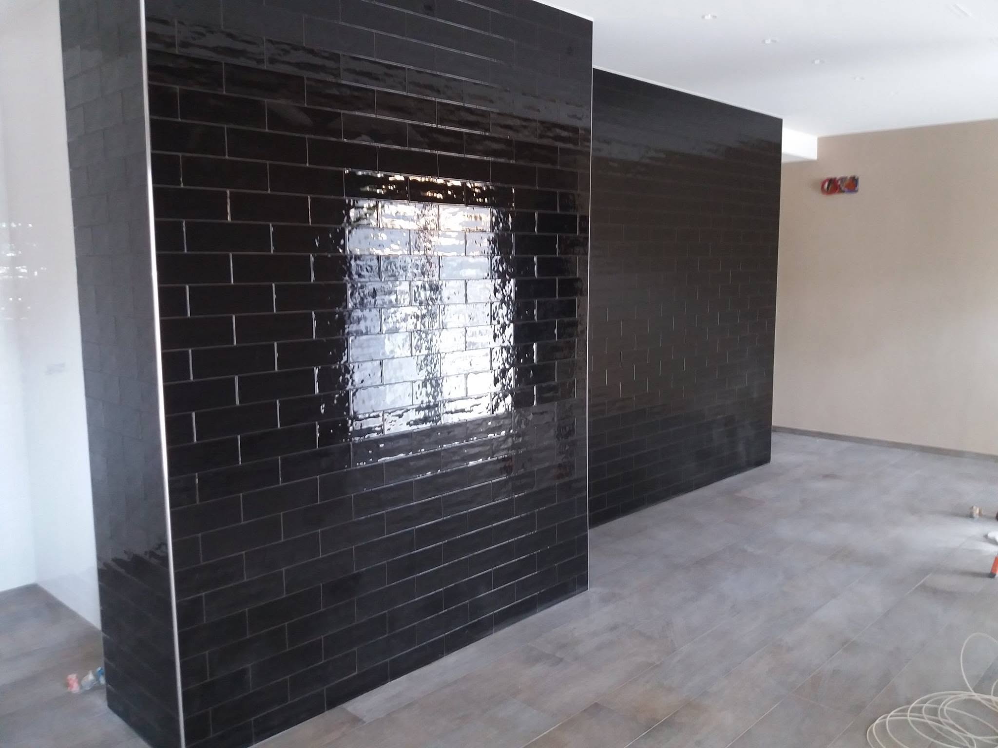 Dettaglio rivestimento piastrelle nere bagno