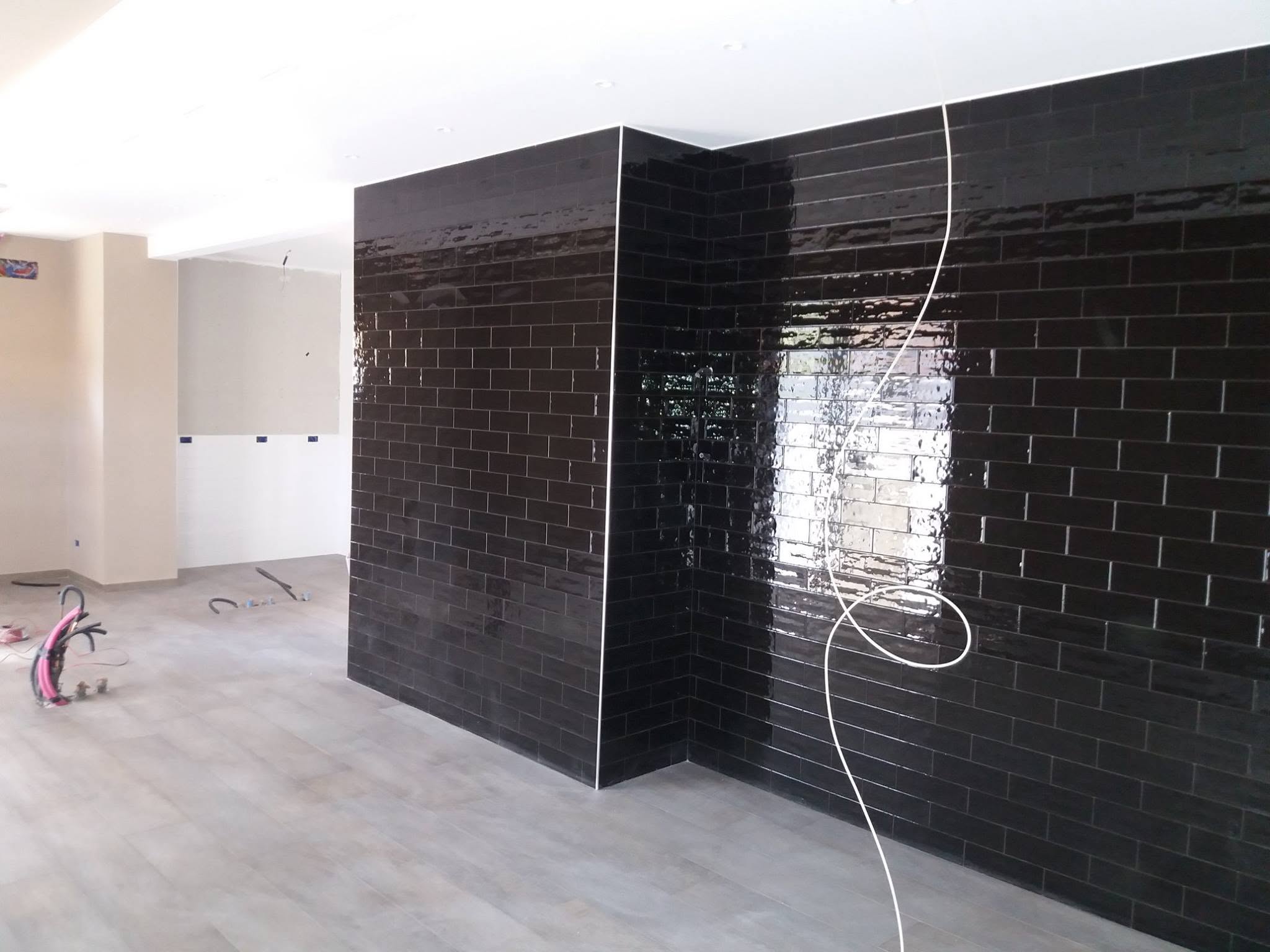 Ristrutturazione bagno con piastrelle nere realizzata da Idraulica Manoni